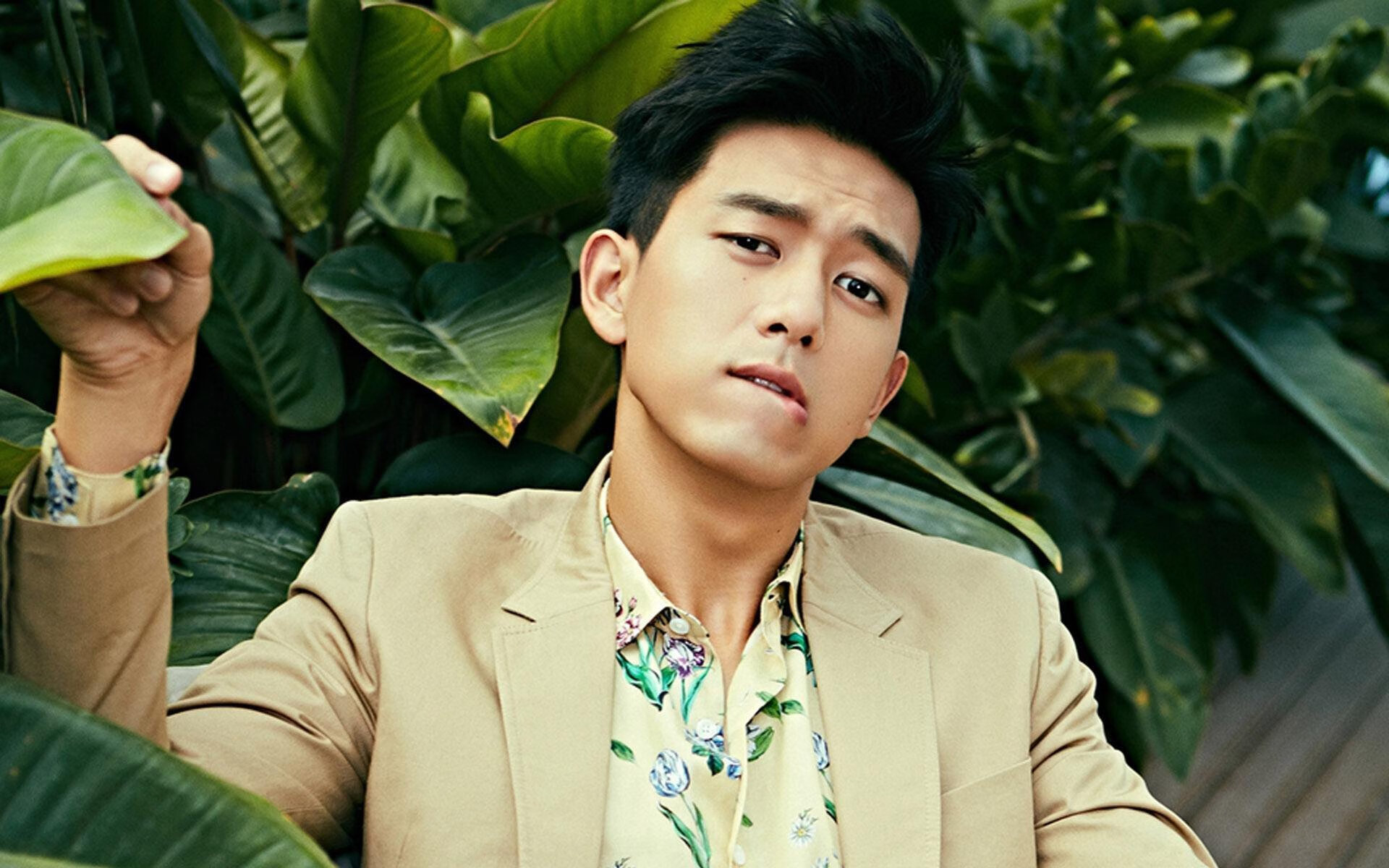 双前腰自由移动打乱对方防线,双前腰双前锋阵型