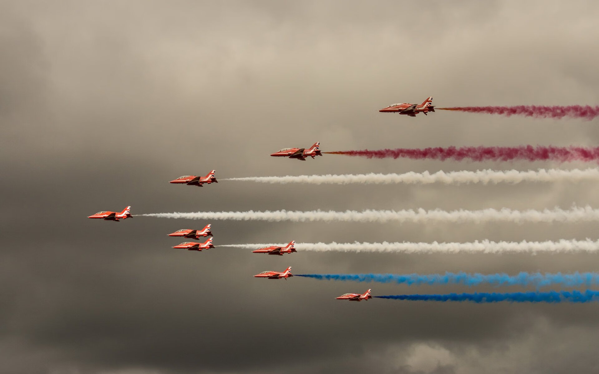 球队在暂停后应优先稳定节奏还是调整战术，暂停时队员必须离开比赛场区吗