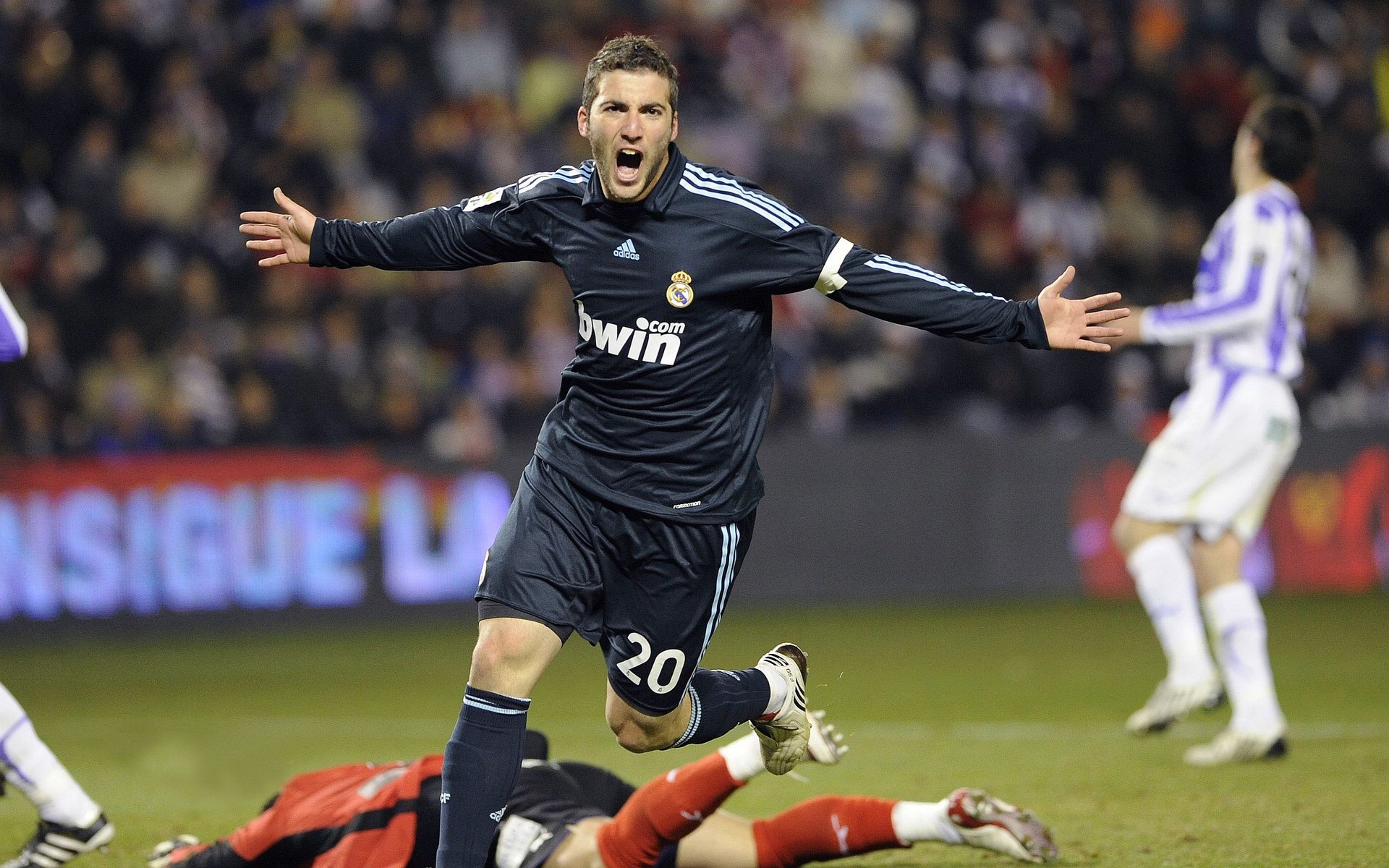 法甲场面火爆:跑位、射门、救球连续不断,法甲水平如何